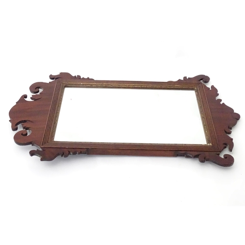 662 - A 20thC Georgian style wall mirror, with carved mahogany frame. Approx. 25 1/2