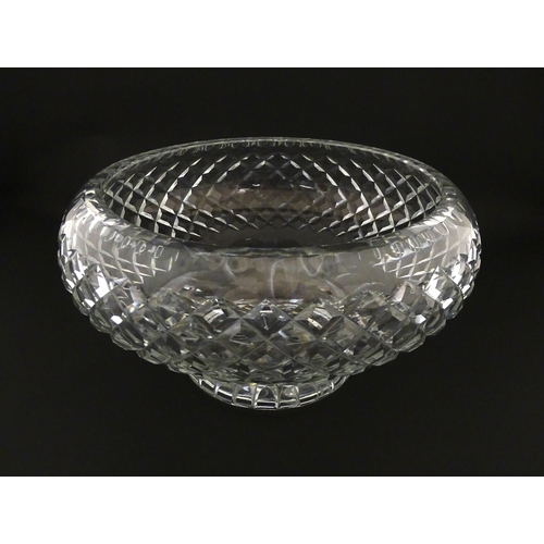 780 - A cut crystal glass bowl. Approx. 6 1/4