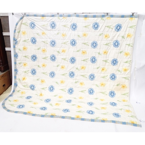 866 - A quantity of bedroom soft furnishings decorated with blue and yellow flowers to include curtains, h... 