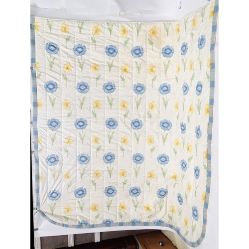 866 - A quantity of bedroom soft furnishings decorated with blue and yellow flowers to include curtains, h... 