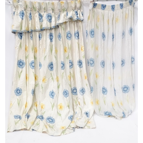 866 - A quantity of bedroom soft furnishings decorated with blue and yellow flowers to include curtains, h... 