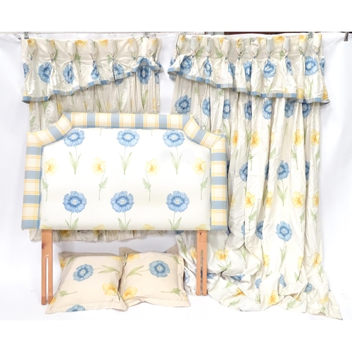 866 - A quantity of bedroom soft furnishings decorated with blue and yellow flowers to include curtains, h... 