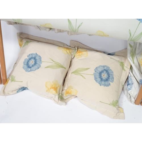 866 - A quantity of bedroom soft furnishings decorated with blue and yellow flowers to include curtains, h... 