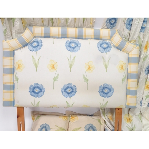 866 - A quantity of bedroom soft furnishings decorated with blue and yellow flowers to include curtains, h... 