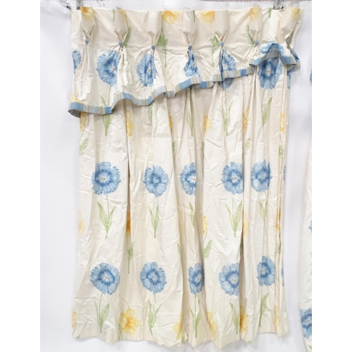 866 - A quantity of bedroom soft furnishings decorated with blue and yellow flowers to include curtains, h... 