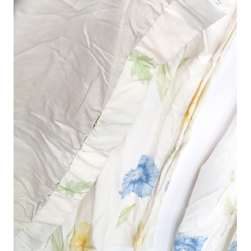 866 - A quantity of bedroom soft furnishings decorated with blue and yellow flowers to include curtains, h... 