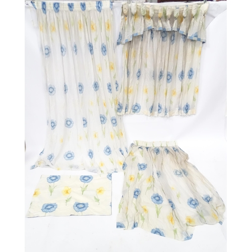 866 - A quantity of bedroom soft furnishings decorated with blue and yellow flowers to include curtains, h... 