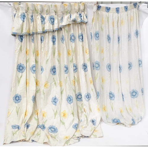 866 - A quantity of bedroom soft furnishings decorated with blue and yellow flowers to include curtains, h... 