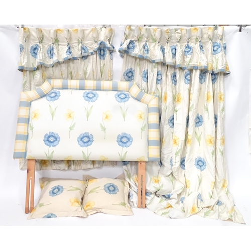 866 - A quantity of bedroom soft furnishings decorated with blue and yellow flowers to include curtains, h... 