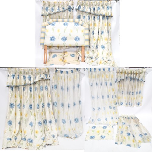 866 - A quantity of bedroom soft furnishings decorated with blue and yellow flowers to include curtains, h... 