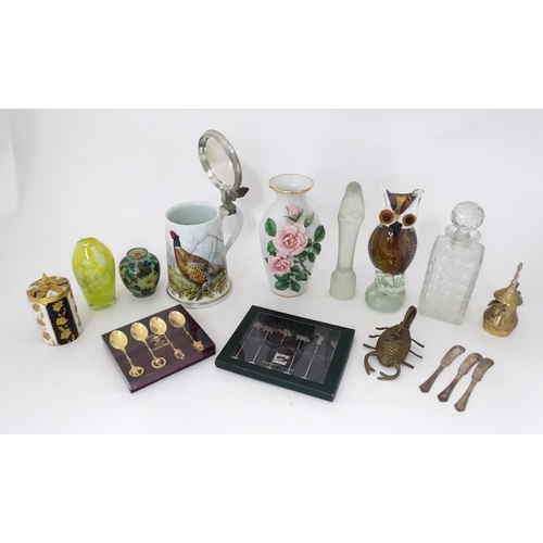 25 - A quantity of assorted miscellaneous items to include a Franklin Mint vase, Franklin Mint game bird ... 