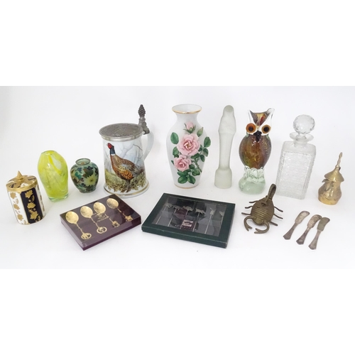 25 - A quantity of assorted miscellaneous items to include a Franklin Mint vase, Franklin Mint game bird ... 