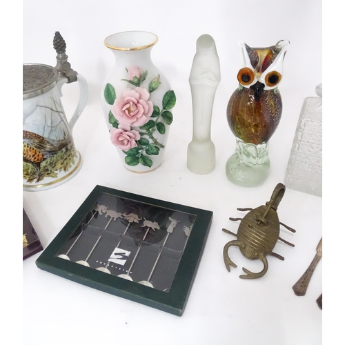 25 - A quantity of assorted miscellaneous items to include a Franklin Mint vase, Franklin Mint game bird ... 