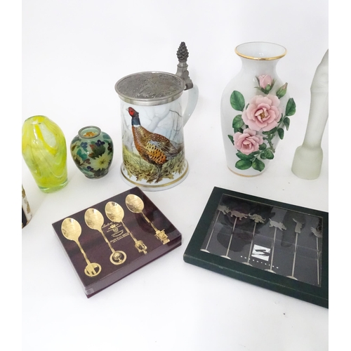 25 - A quantity of assorted miscellaneous items to include a Franklin Mint vase, Franklin Mint game bird ... 