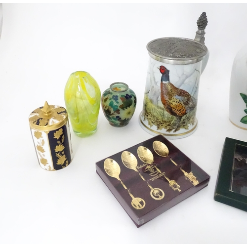 25 - A quantity of assorted miscellaneous items to include a Franklin Mint vase, Franklin Mint game bird ... 