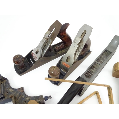 302 - A quantity of mid to late 20thC hand tools , to include saws, drills, planes, vice, socket set, rule... 