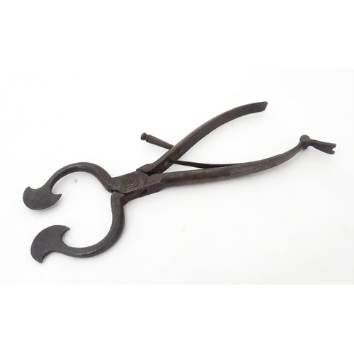 359 - A quantity of kitchenalia to include a strainer / skimmer, sugar crusher, salt and pepper grinders, ... 