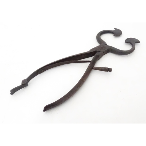 359 - A quantity of kitchenalia to include a strainer / skimmer, sugar crusher, salt and pepper grinders, ... 