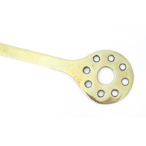 359 - A quantity of kitchenalia to include a strainer / skimmer, sugar crusher, salt and pepper grinders, ... 