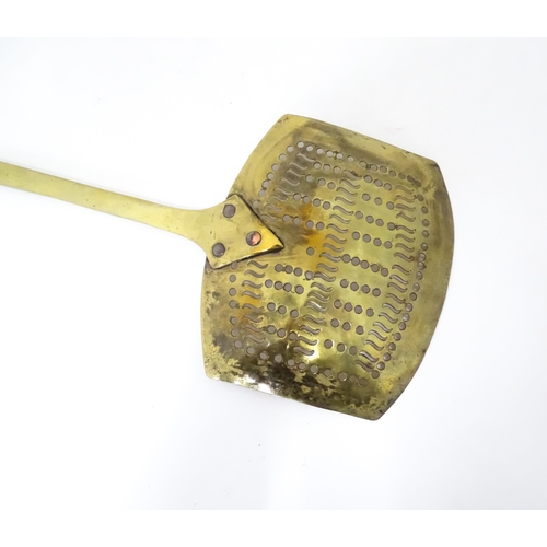 359 - A quantity of kitchenalia to include a strainer / skimmer, sugar crusher, salt and pepper grinders, ... 