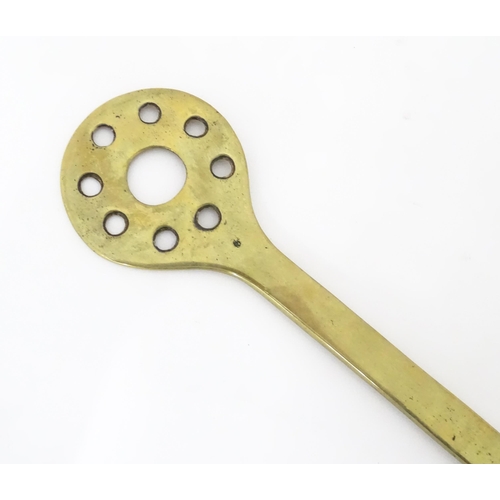 359 - A quantity of kitchenalia to include a strainer / skimmer, sugar crusher, salt and pepper grinders, ... 