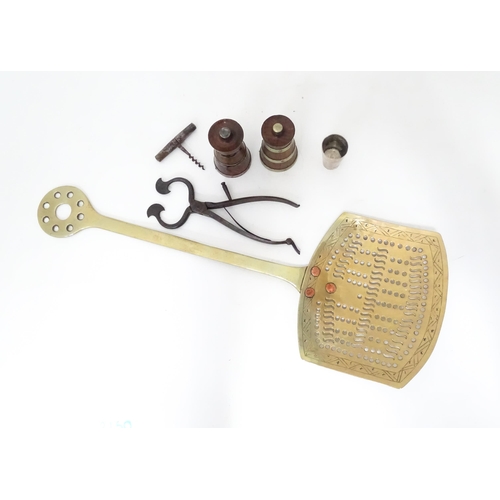 359 - A quantity of kitchenalia to include a strainer / skimmer, sugar crusher, salt and pepper grinders, ... 