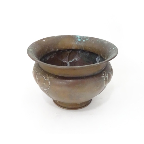 361 - An Art Nouveau cooper planter / jardiniere. Approx 6 3/4 high.