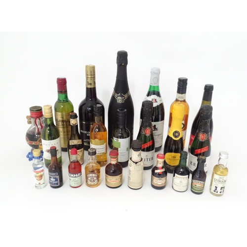 362 - A quantity of assorted alcohol and miniatures, to include a 70cl bottle of House of Commons sherry, ... 