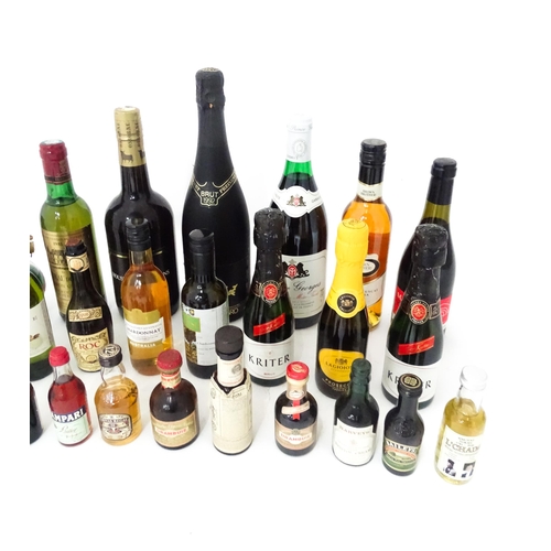 362 - A quantity of assorted alcohol and miniatures, to include a 70cl bottle of House of Commons sherry, ... 