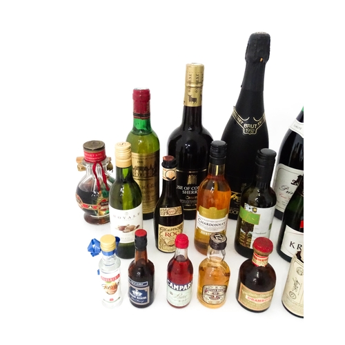 362 - A quantity of assorted alcohol and miniatures, to include a 70cl bottle of House of Commons sherry, ... 