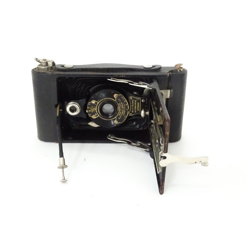 390 - A quantity of cameras to include a Kodak No. 2 Folding Autographic Brownie, a Braun Imperial Box and... 