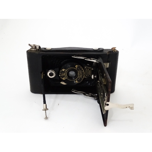 390 - A quantity of cameras to include a Kodak No. 2 Folding Autographic Brownie, a Braun Imperial Box and... 