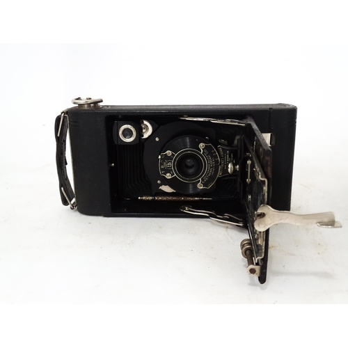 390 - A quantity of cameras to include a Kodak No. 2 Folding Autographic Brownie, a Braun Imperial Box and... 