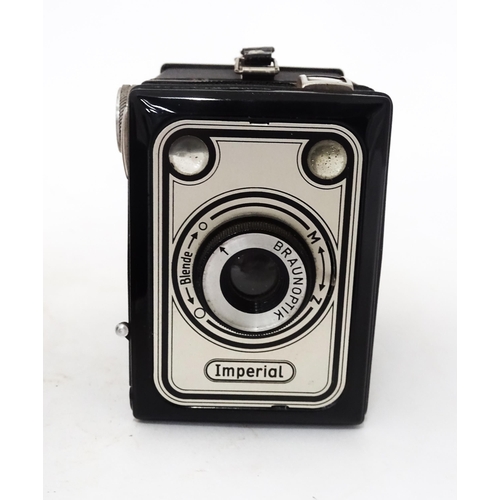390 - A quantity of cameras to include a Kodak No. 2 Folding Autographic Brownie, a Braun Imperial Box and... 