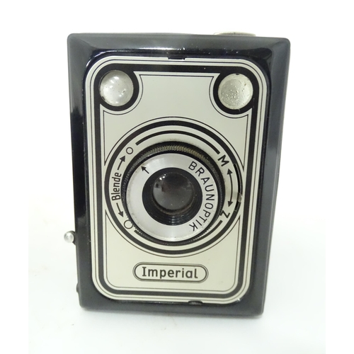 390 - A quantity of cameras to include a Kodak No. 2 Folding Autographic Brownie, a Braun Imperial Box and... 