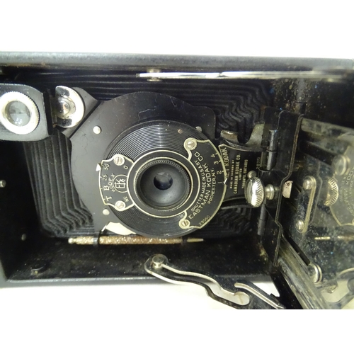 390 - A quantity of cameras to include a Kodak No. 2 Folding Autographic Brownie, a Braun Imperial Box and... 