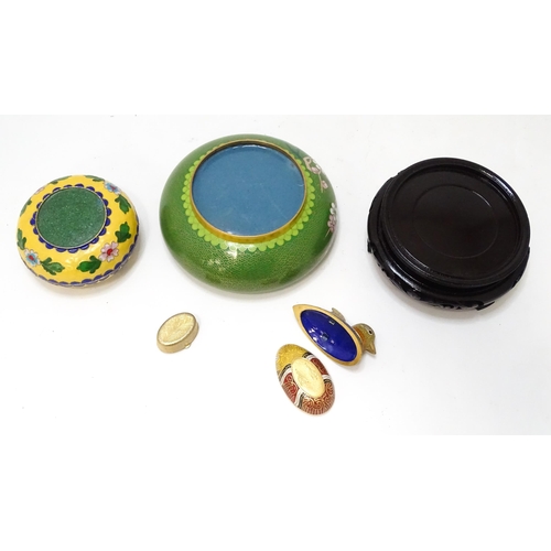722 - A quantity of Oriental cloisonne to include a pot and cover with yellow ground and floral detail, a ... 