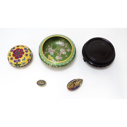 722 - A quantity of Oriental cloisonne to include a pot and cover with yellow ground and floral detail, a ... 