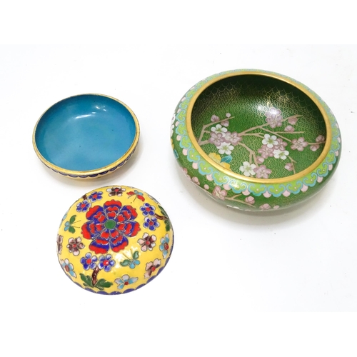 722 - A quantity of Oriental cloisonne to include a pot and cover with yellow ground and floral detail, a ... 