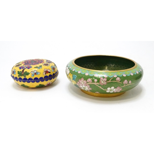 722 - A quantity of Oriental cloisonne to include a pot and cover with yellow ground and floral detail, a ... 