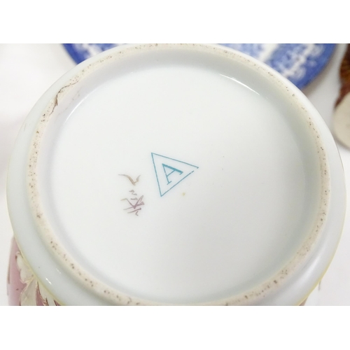 790 - A quantity of assorted ceramics to include a Royal Doulton cream jug, Wedgwood collectors plates, Co... 