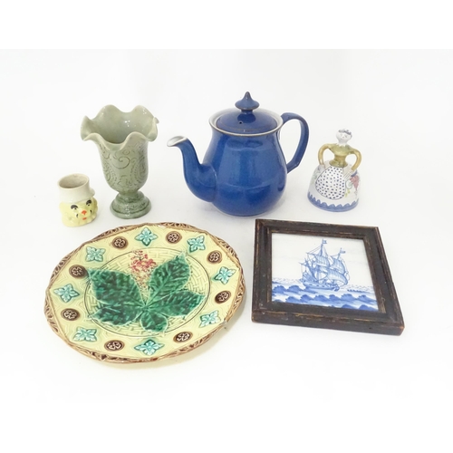 843 - A quantity of assorted ceramics to include a Denby teapot, a majolica plate with leaf detail, a pede... 