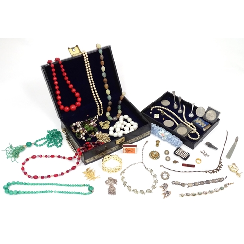 602 - A quantity of assorted costume jewellery to include a three strand bead necklace, a necklace with fa... 