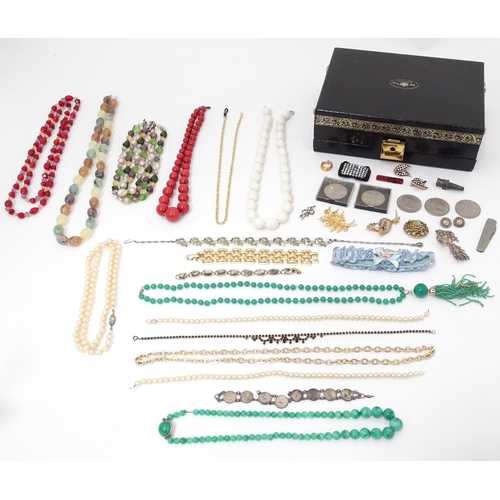602 - A quantity of assorted costume jewellery to include a three strand bead necklace, a necklace with fa... 