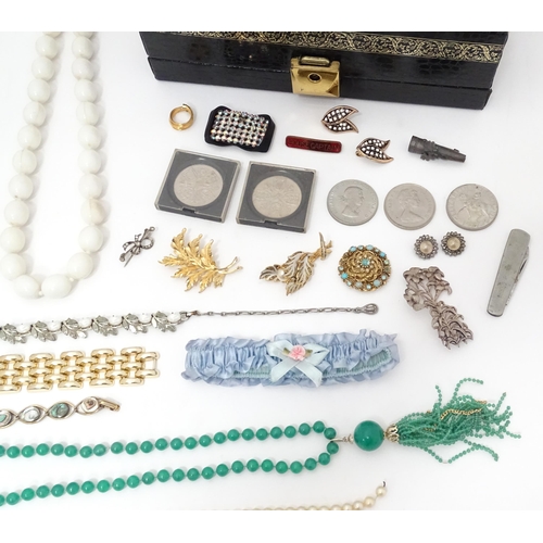 602 - A quantity of assorted costume jewellery to include a three strand bead necklace, a necklace with fa... 