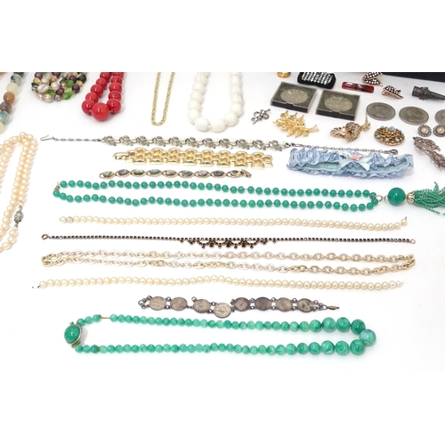 602 - A quantity of assorted costume jewellery to include a three strand bead necklace, a necklace with fa... 