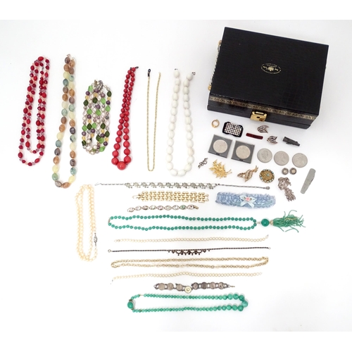 602 - A quantity of assorted costume jewellery to include a three strand bead necklace, a necklace with fa... 