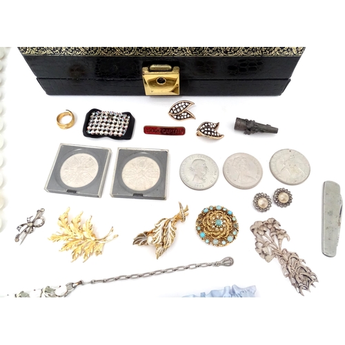 602 - A quantity of assorted costume jewellery to include a three strand bead necklace, a necklace with fa... 