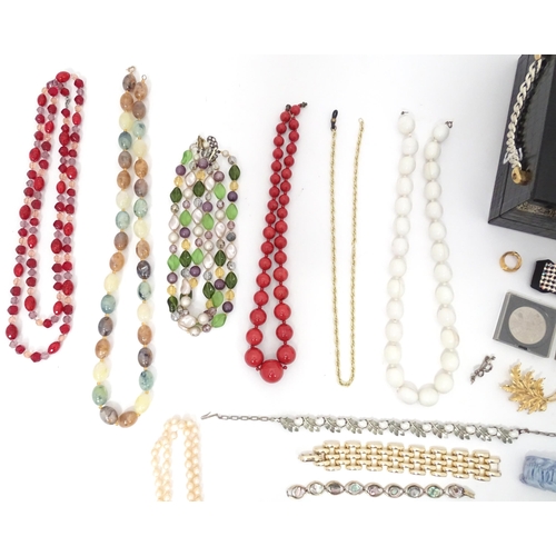 602 - A quantity of assorted costume jewellery to include a three strand bead necklace, a necklace with fa... 