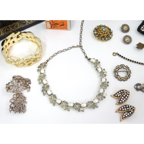 602 - A quantity of assorted costume jewellery to include a three strand bead necklace, a necklace with fa... 